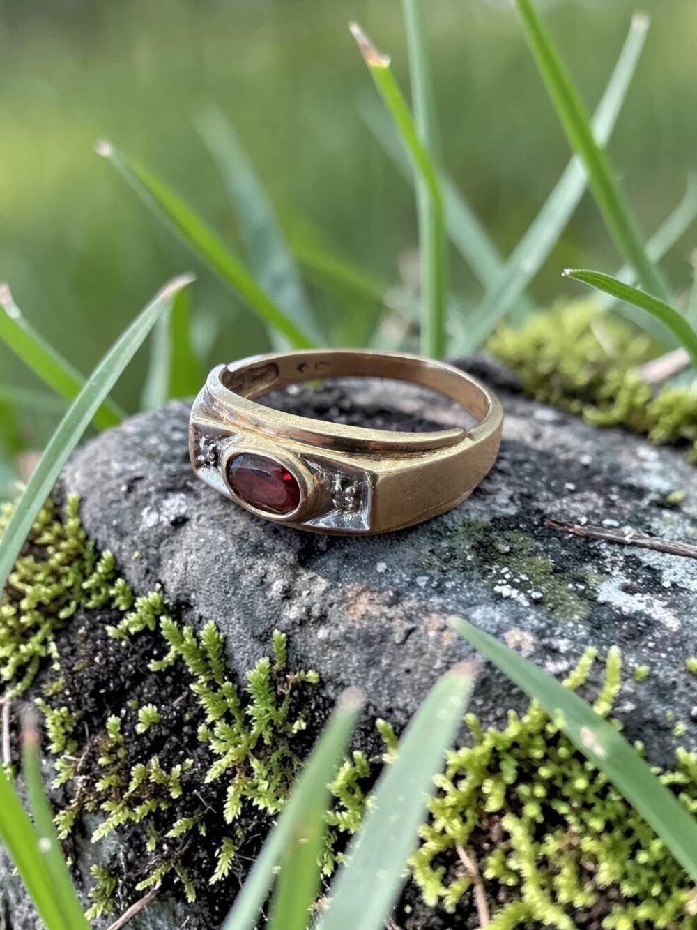 Vintage 10k Gold Garnet‎ and Diamond Ring - Picture 3 of 9